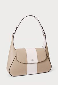Borsa beige con pattina frontale, caratterizzata da una striscia bianca. Texture liscia con rifiniture scure a contrasto e una tracolla regolabile.