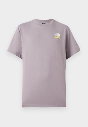 Gaiši violeta īsroku krekls ar The North Face logotipu un dzeltenu numuru 2966 uz kreisās krūšu daļas.