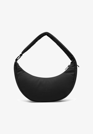 Geantă de umăr neagră cu design curbat, realizată din țesătură moale. Dispune de o curea căptușită și închideri cu fermoar, branding minimalist pe partea din față.