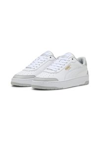 Hvide sneakers med en lav profil, lavet af tekstureret læder. Funktioner inkluderer grå accenter, perforerede detaljer og flade hvide snørebånd.