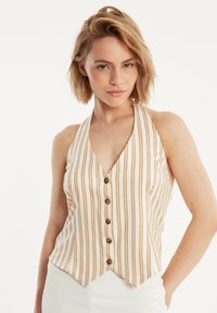 Halterneck-Weste in Creme mit vertikalen braunen Streifen, ausgestattet mit einem tiefen Ausschnitt und fünf dekorativen braunen Knöpfen entlang der Vorderseite.