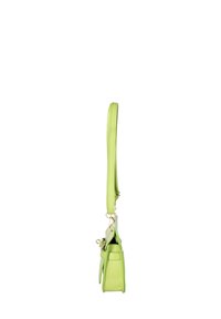 Borsa a tracolla in pelle verde con finitura testurizzata, dotata di una tracolla sottile e di una tasca laterale, forma rettangolare compatta.
