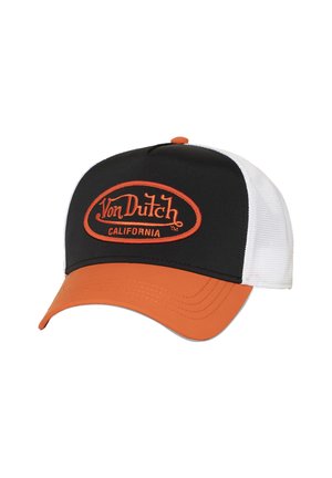 Gorra trucker en blanco y negro con visera naranja y parche de logo que dice "Von Dutch California" en el panel frontal.
