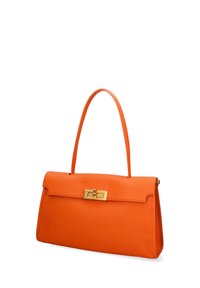 Oranje leren handtas met een gestructureerd ontwerp, voorzien van een bovenhandvat en gouden metalen sluiting. Hete gladde textuur en scherpe randen.