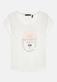 Hvit kortermet t-skjorte med rund hals. Har et fargerikt grafisk trykk med tekst som inkluderer "ODYSSEY TOKYO" og et sol-design.