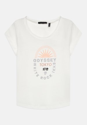 Bela kratka majica s kratkimi rokavi in okroglo ovratnikom. Ima pisano grafično natisnjen motiv z besedilom "ODYSSEY TOKYO" in obliko sonca.