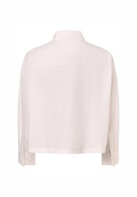 Biała koszula z kołnierzykiem wyeksponowana z tyłu, z długimi rękawami i guzikami przy mankietach. Prosty i elegancki design.