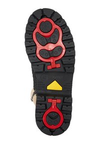 Podešev boty s černou gumou a hlubokým vzorkem, s červenými a žlutými akcenty a texturovaným povrchem, označená nápisy "Bognor" a "Alpi."