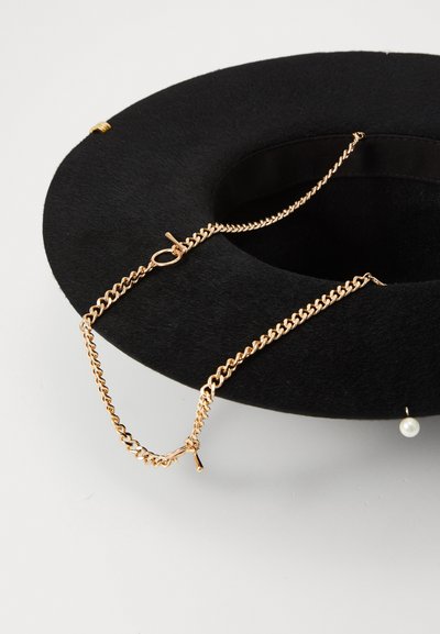 Black felt hat with a wide brim, featuring a gold chain accent with a clasp and a small pearl detail hanging from the side.