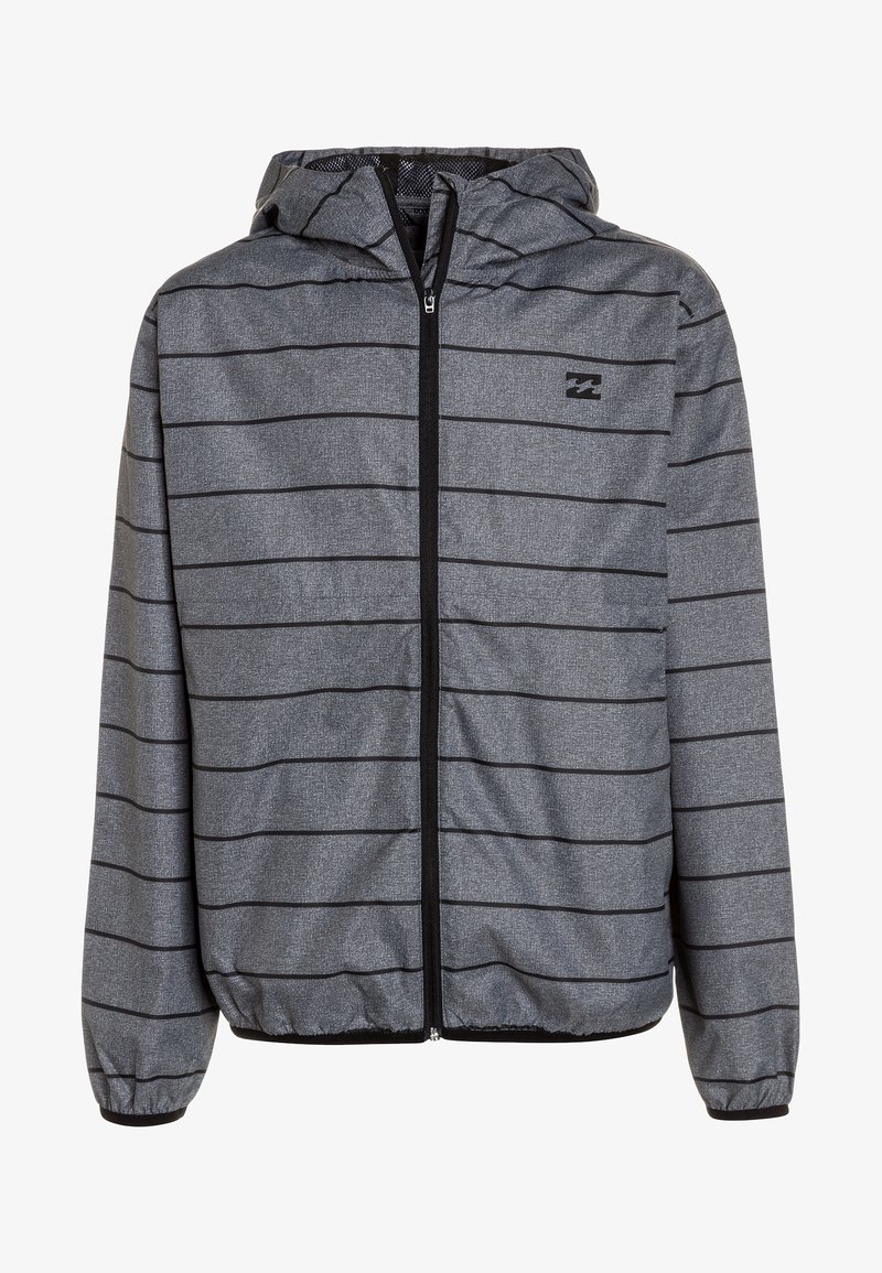 Hættejakke i grå stof med sorte striber, med frontlynlås, elastiske manchetter og snøre i hætten. Letvægtsdesign.