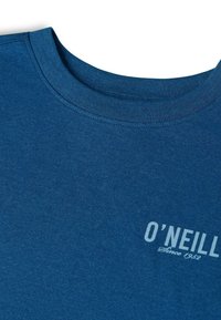 Μπλε T-shirt με στρογγυλή λαιμόκοψη και το κείμενο "O'Neill Since 1952" τυπωμένο με ανοιχτό μπλε χρώμα στο στήθος.