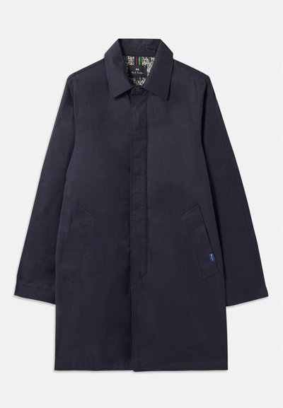 Granatowy płaszcz z kołnierzykiem, dwiema bocznymi kieszeniami i prostym krojem. Wnętrze wykończone wzorzystą podszewką. Wykonany z gładkiego materiału.