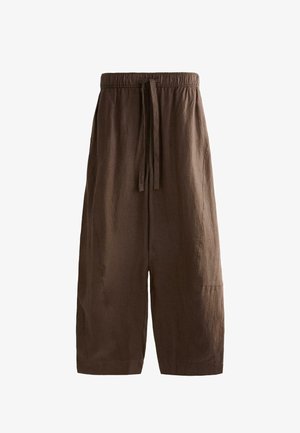 Barna, széles szárú, rövidített nadrág elasztikus derékpánttal és elöl húzózsinórral, könnyű anyagból készült.