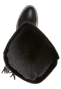 Černá kožená kotníková bota s texturovaným vnějším povrchem, širokým otevíráním a vzorovanou textilní podšívkou ve fialových a červených odstínech. Měkký vnitřní povrch.