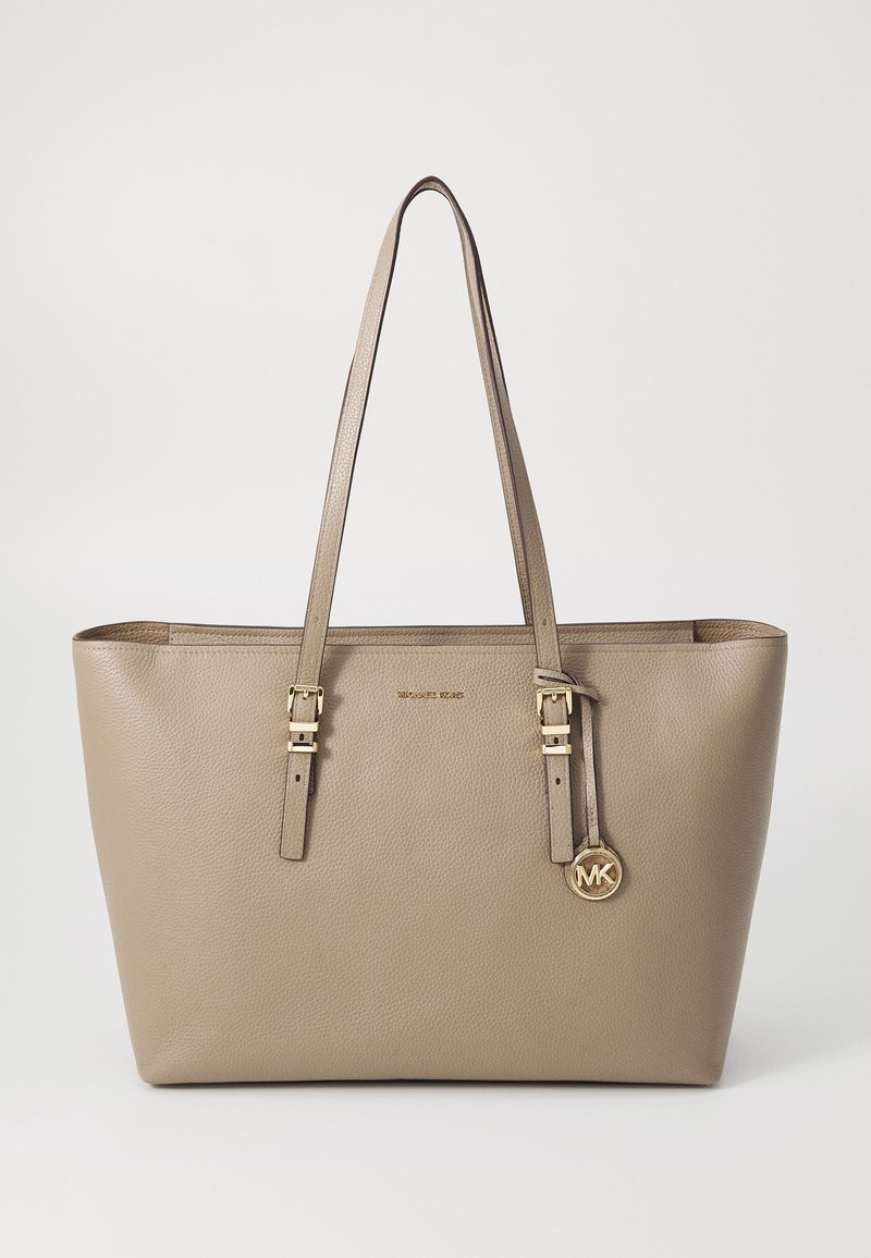 Beige leren tote bag met twee schouderbanden, gouden hardware accenten en een label met een circulair logo. Glad oppervlak en minimalistisch ontwerp.