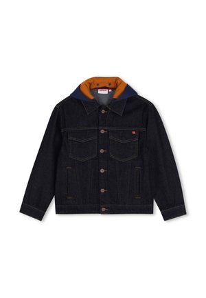 Donkere spijkerjas met oranje en marineblauwe capuchon, knoopsluiting aan de voorkant, twee borstzakken en twee zijzakken, plat neergelegd op een witte achtergrond.