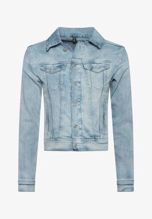 Jasnoniebieska kurtka dżinsowa z zapięciem na guziki, wygiętym kołnierzykiem, dwiema kieszeniami na piersi oraz długimi rękawami, charakteryzująca się klasycznym dopasowanym krojem.