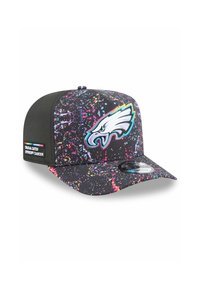 Schwarzere Baseballmütze mit einem Adler-Logo, ausgestattet mit einem Spritzlack-Design in Pink, Gelb und Blau. Das Material umfasst eine strukturierte Vorderseite und einen verstellbaren Rücken.