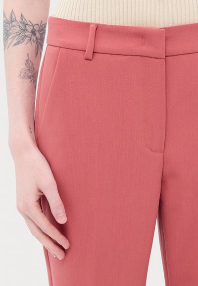 Růžové tailored kalhoty s hladkou strukturou, které mají boční kapsy a slim fit. Vyznačují se plochým pasem s poutky na opasek.