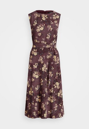 Mouwloze jurk tot op de knie met een donker mauvekleurige basis, beige en paarse bloemenprint, ronde halslijn en bijpassende riem gestrikt in de taille.