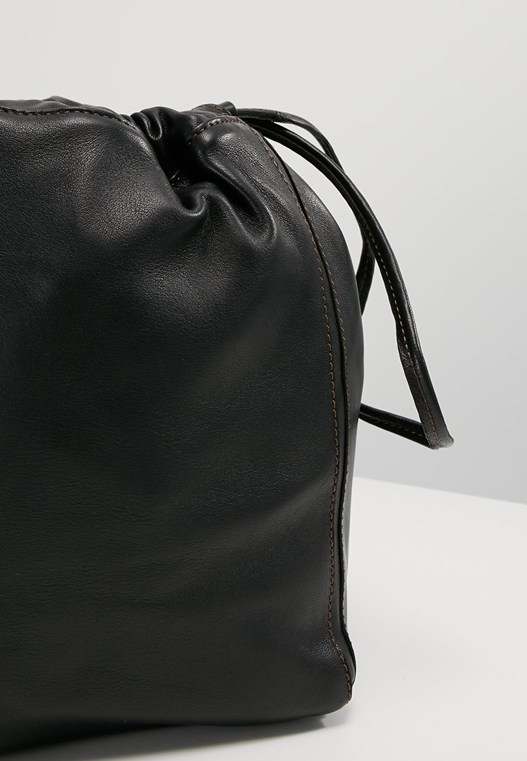 Filippa K LENA SOFT BUCKET BAG Skulderveske blacksvart Filippa K LENA SOFT BUCKET BAG Skulderveske blacksvart