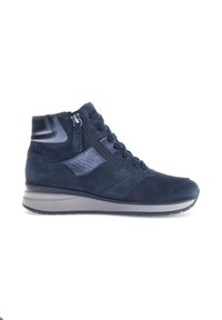 High-top sneakers in donker marineblauw suede met leren accenten, vetersluiting aan de voorkant, zijrits en een grijze rubberen zool voor extra demping.