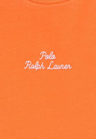 Camiseta de algodón naranja con texto bordado en blanco: "Polo Ralph Lauren". Escote redondo con una textura suave y sin otros patrones.