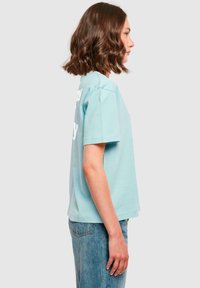 Mister Tee DREAMS OVER REALITY - T-shirts med print - oceanblue