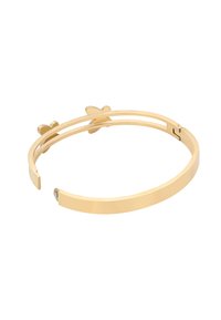 Kultainen bangle-rannekoru, jossa on kaksi perhoskoristetta, tyylikäs minimalistinen muotoilu, sileä pinta ja turvallinen lukitus.