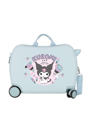 Maleta azul clara para niños con ruedas, asa y el personaje Kuromi rodeado de conos de helado y el texto "Kuromi siempre está a la moda."