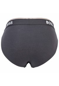 Slip di cotone grigio scuro con una cintura elastica nera che presenta il logo bianco "BOSS". Texture liscia e un design classico a copertura totale.