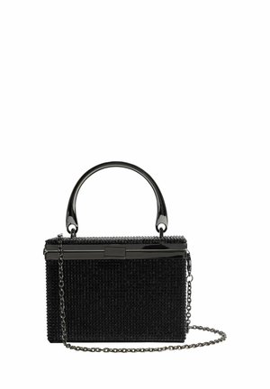 Bolso rectangular negro con superficie texturizada, asa curva brillante y correa de cadena metálica adjunta sobre un fondo blanco.