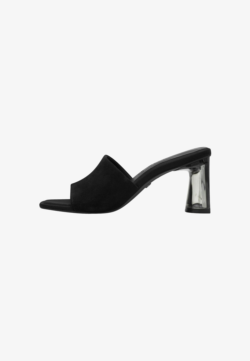 Zwarte suede open-toe muiltjes met een gebogen ontwerp en doorzichtige blokhak. Gladde textuur met een minimalistische stijl.
