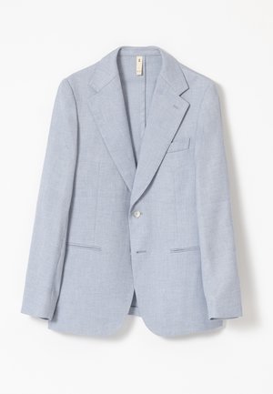 Blazer de hombre azul claro con un solo botón, solapas con muesca, bolsillo en el pecho y dos bolsillos delanteros de ojal, presentado sobre un fondo blanco.