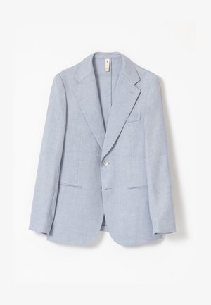 Blazer de hombre azul claro con un solo botón, solapas con muesca, bolsillo en el pecho y dos bolsillos delanteros de ojal, presentado sobre un fondo blanco.