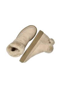 Las botas de tobillo de ante beige cuentan con un suave puño de pelo sintético, costuras en contraste y una suela de goma texturizada, ofreciendo una apariencia acogedora.