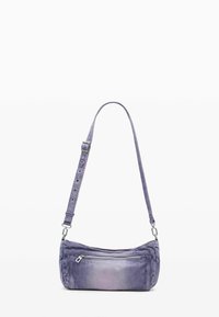 Fioletowa torba na ramię o zaokrąglonym kształcie. Posiada przednią kieszeń na zamek błyskawiczny, regulowany pasek oraz gładką, lekko wyblakłą teksturę.