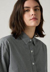 Levi's® CROPPED HARLIE HEDI MICRO GINGHAM. - Skjortebluser - black