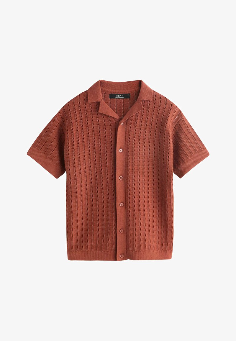 Chemise en maille à manches courtes de couleur rouille avec des rayures verticales ajourées, un devant boutonné et un col italien.