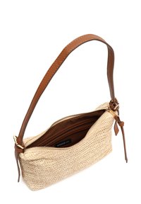 Kudotusta oljesta valmistettu käsilaukku vaaleanbeige värissä, jossa on ruskea nahkareppu ja vetoketjulla suljettava sisätasku. Kultasävytetyt metalliosat.