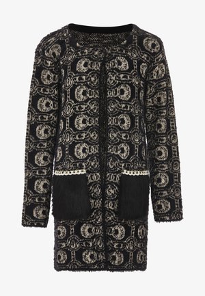 Schwarze und cremefarbene gemusterte Strickjacke mit einer strukturierten, fusseligen Oberfläche; verfügt über zwei Vorderaschen mit Kunstfell-Akzenten und einem runden Ausschnitt.