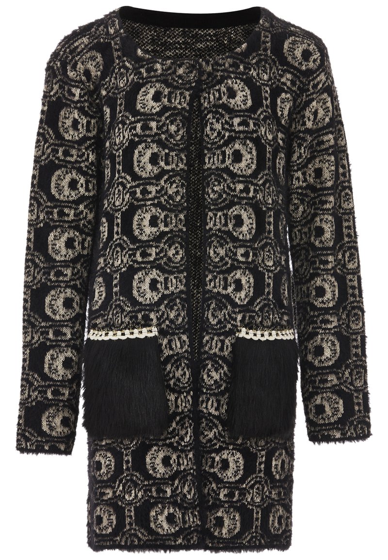 Schwarze und cremefarbene gemusterte Strickjacke mit einer strukturierten, fusseligen Oberfläche; verfügt über zwei Vorderaschen mit Kunstfell-Akzenten und einem runden Ausschnitt.