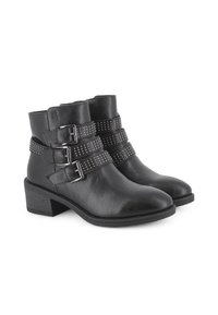 Botas negras hasta el tobillo hechas de cuero suave, con tres correas ajustables con hebillas y acentos plateados, y un tacón bajo en bloque.