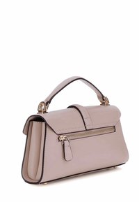 Borsa a tracolla in pelle beige con design strutturato, accessori in oro, manico superiore e tasca frontale con zip. Presenta un bordo nero a contrasto.