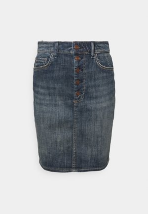 Mørkeblå denimnederdel med knaplukning foran, bæltestropper og forlommer, med slidte og falmede detaljer.