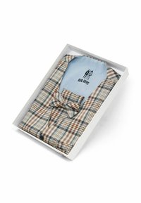 Kariertes Hemd in Beige-, Blau- und Brauntönen, kombiniert mit einer passenden Fliege. Verpackt in einer weißen Box mit lichtblauem Einleger.