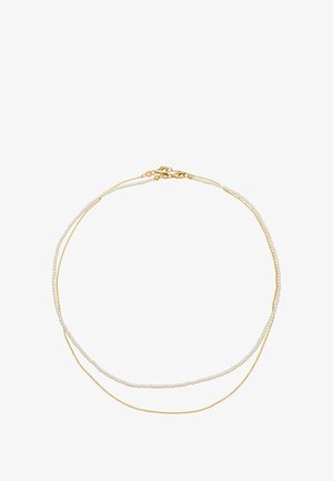 Guld- og perlekæde med to strenge; den ene har små hvide perler, mens den anden er en fin guld kæde. Lås med hummerklip.