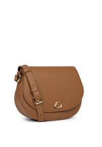 Borsa a spalla in pelle marrone con forma arrotondata, chiusura a patta, tracolla regolabile e accessori in tonalità oro con un logo sottile.