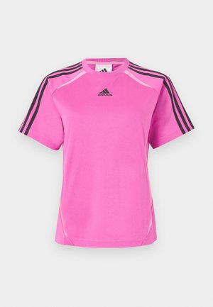 Svetlo ružičasta Adidas sportska majica s crnim trostrukim detaljima na rukavima i crnim Adidas logom na prsima.