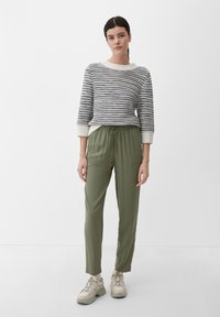 s.Oliver Pantalon classique - olivgrün
